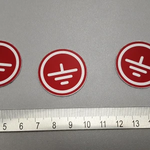 Знаки электробезопасности — Знак заземления красного цвета — фото